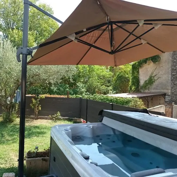 Chambres d'hôtes & jacuzzi - A l'ombre des amandiers, hotel i Saint-Martin-dʼArdèche