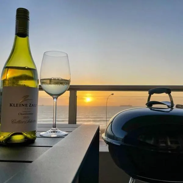 Luxurious 2-bedroom beach apartment with a view!, hotel em Bloubergstrand