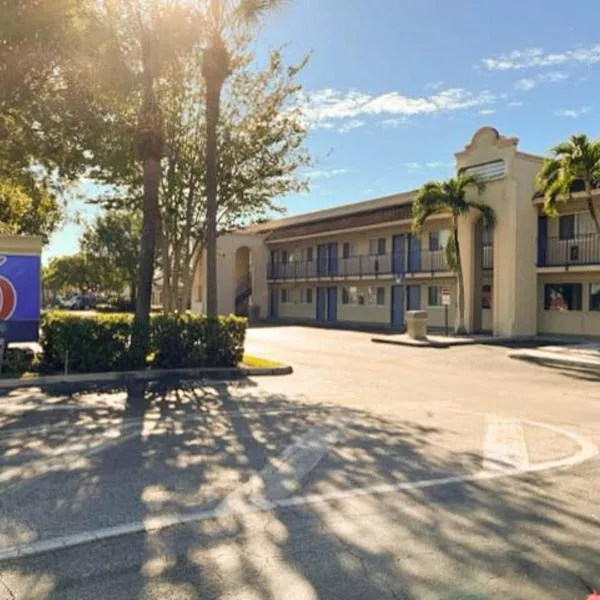 Motel 6 Riviera Beach FL, hotel in Juno Ridge