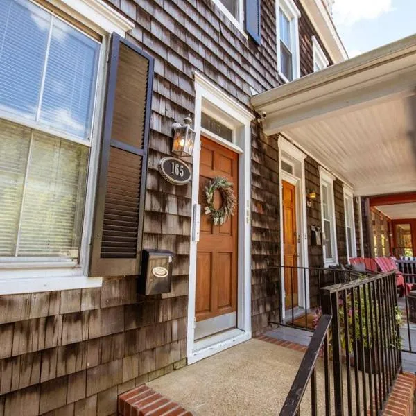 Downtown Annapolis King George 3rd Floor Hideaway, хотел в Анаполис