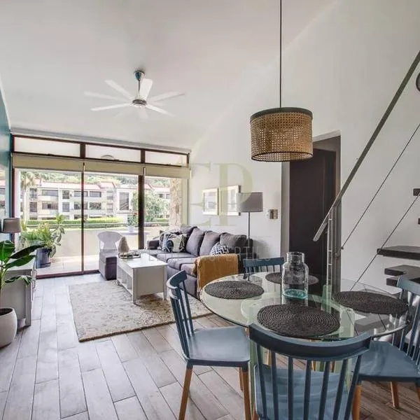 CR MARIPOSA RENTALS Lakeview PENTHOUSE with office space, pool, gym, tennis, отель в городе Санта-Ана