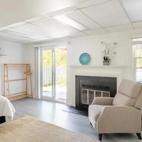 Newly Renovated Basement with Private Bathroom, hotel v destinaci Herndon