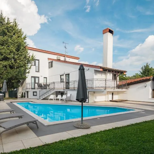 Viesnīca Villa Marty with Private Pool and Jacuzzi pilsētā Rošini