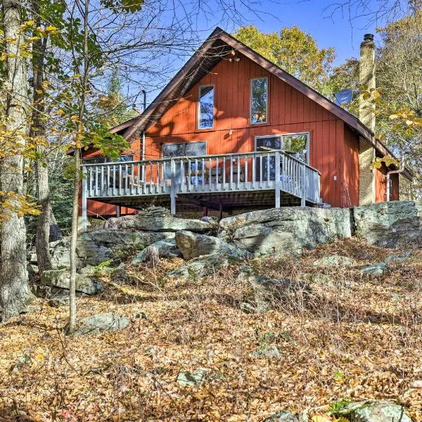 Deck + Forest Views: Secluded Cresco Cabin!, hotell i Cresco