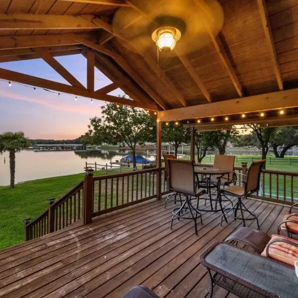 Lakefront Haven about 6 Mi to Historic Granbury Square, hotel in Granbury