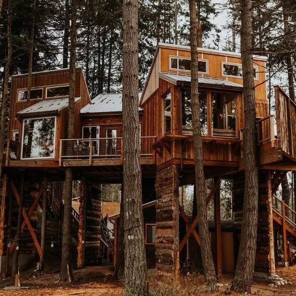Treehouse on the Water -Eagles Nest-20 ft high, ξενοδοχείο σε Port Angeles