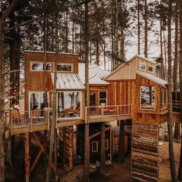 Treehouse-Eagles Perch over the water, hotel in Port Angeles