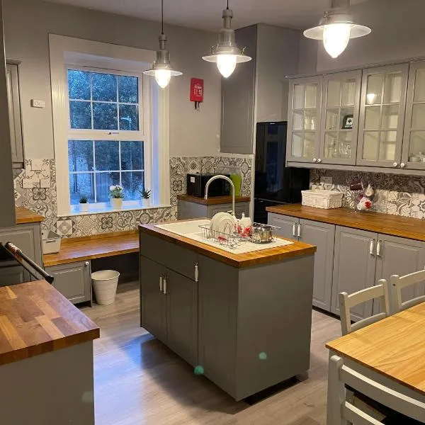Spacious 4-bed Holiday Home in the heart of Maidstone, hotel in Maidstone