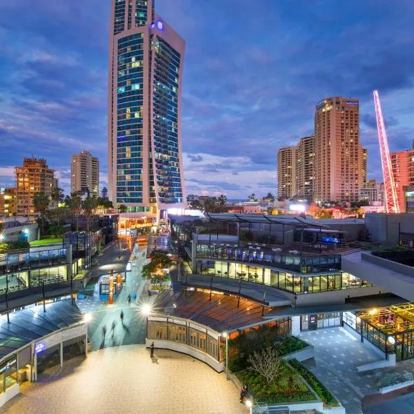 Circle on Cavill Surfers Paradise- 3 Bedroom SPA Apartment, hotel in Gold Coast