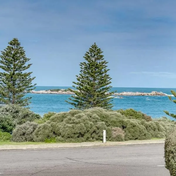 Stoneferry- A Beachfront Beauty - Free Wifi, hotel in Port Elliot