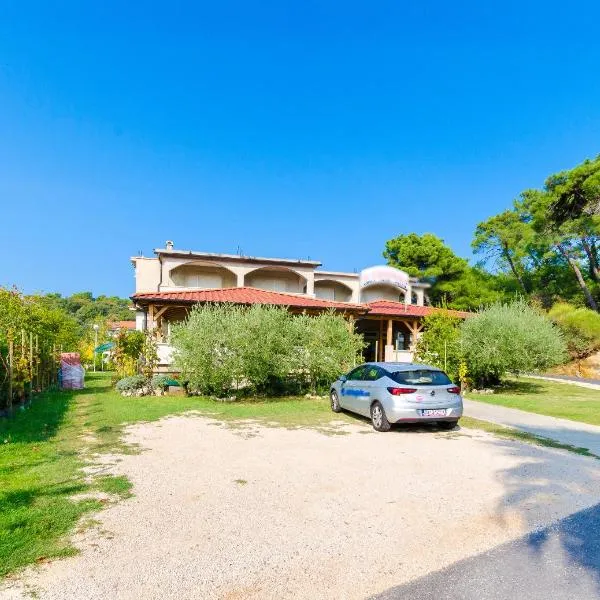 Apartments Josip S, hotel in Lopar