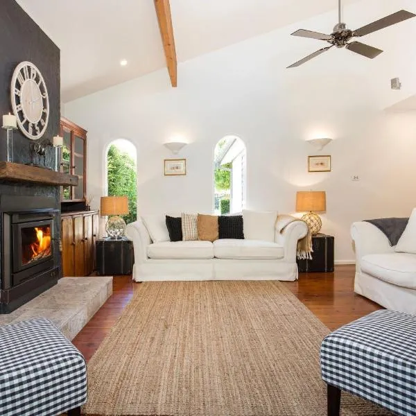 Mulberry House - Pet Friendly with Swimming Pool, hotel in Berry