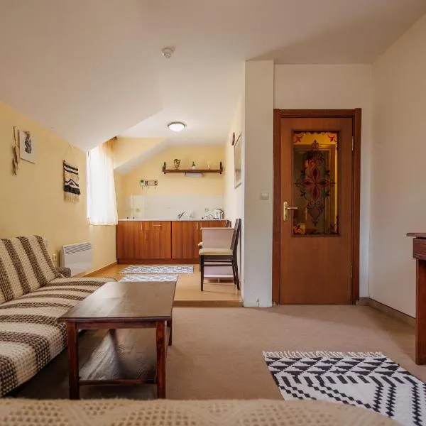 Конна база и Къща за гости Дворене, hotel v destinaci Razlog