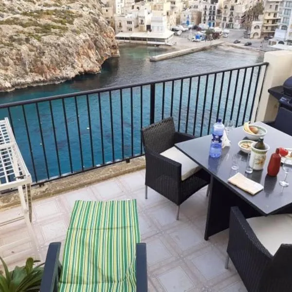 Seafront Penthouse with Terrace in Xlendi, Gozo, hotel en Xlendi