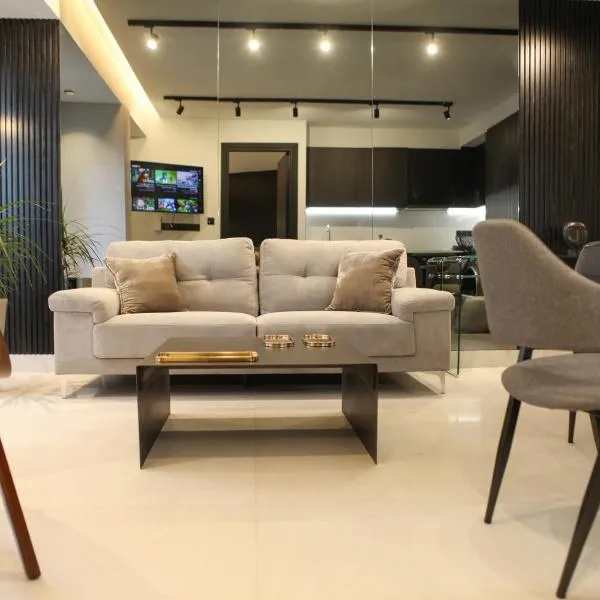 Raam Luxury Suites, hotel in Larnaka
