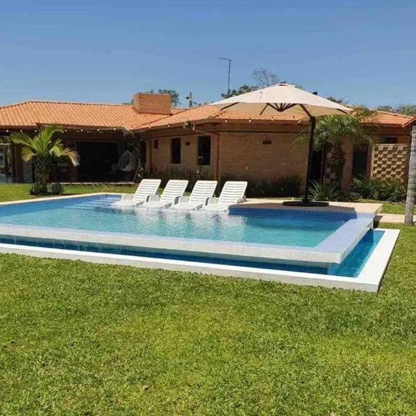 Casa con Piscina, Quincho, Cancha de Futbol/Volley, hotel en San Bernardino