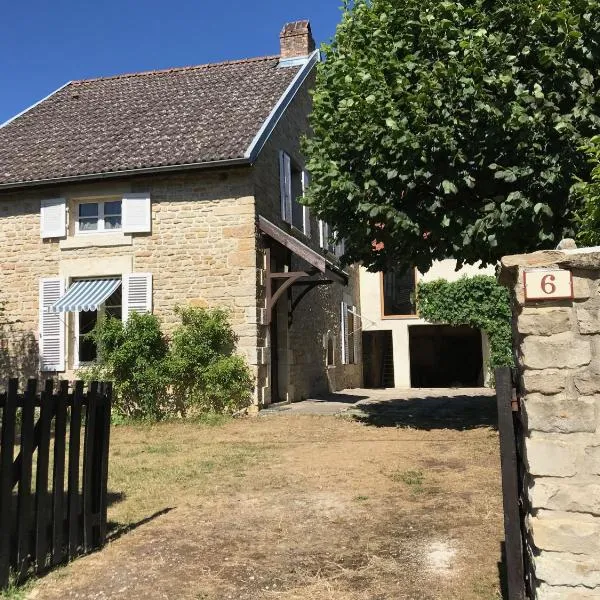 Ancienne ferme Bourguignonne en bord de rivière, grand terrain arboré, et clos, hotel in Jailly-les-Moulins