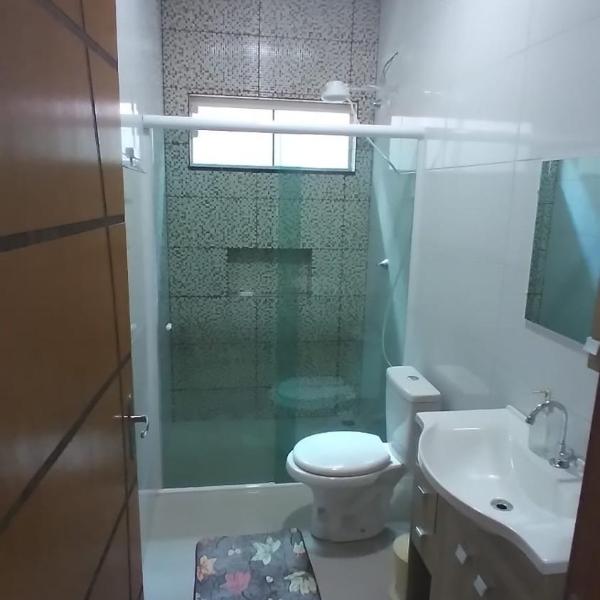 Casa aconchegante com piscina e bem localizada - Foto 3