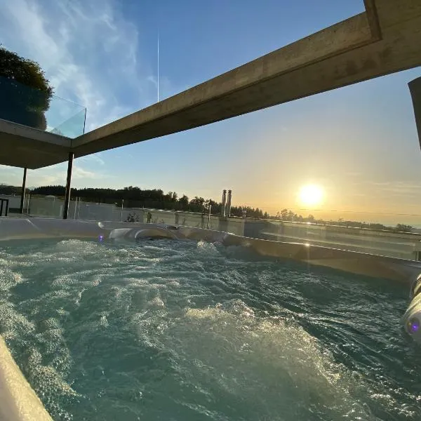 Luxusloft mit warmem Outdoor Whirlpool, hotel v destinaci Mühleberg