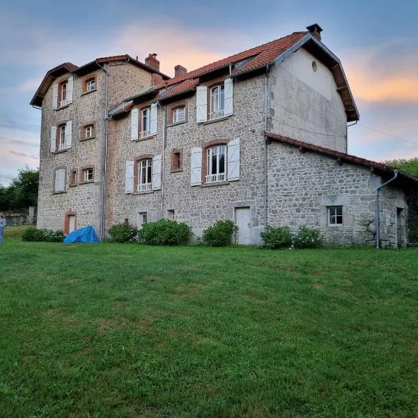 Bon Chez Nous, hotel v destinaci Saint-Amand-Jartoudeix