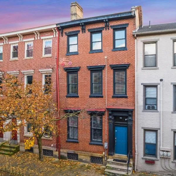 Stylish 4 Bedroom Loft Home, North Shore, City Skyline View Close to NHL, NFL, hotel in Pittsburgh
