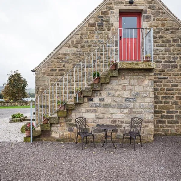 Hayloft with Log Burner and panoramic views, hotel v destinaci Hartington