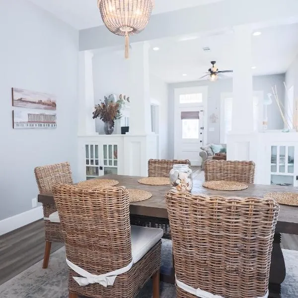 The Old Flamingo Vibrant Bungalow just 2 mins from the beach, hotel in Galveston