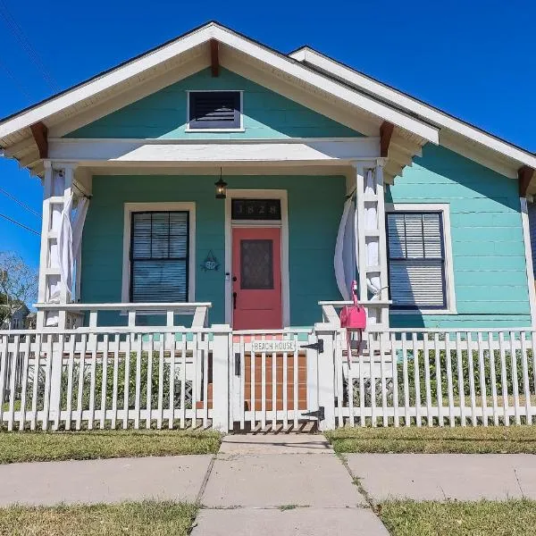 The Old Flamingo Vibrant Bungalow just 2 mins from the beach, hotel in Galveston
