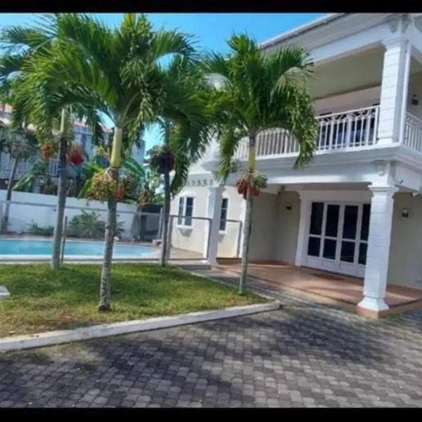 Villa Palmira 6 suites avec piscine 5 min à pied de la plage Pereybere, hotel u gradu Perejbere
