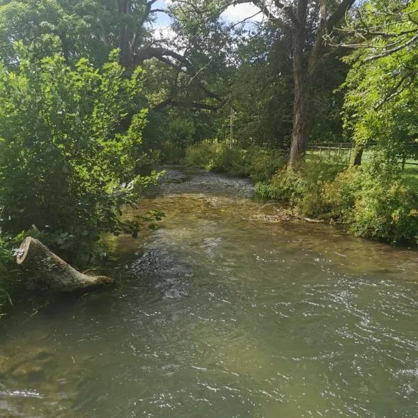 Fisherman's Cabin on the banks of the River Meon, hotel in Warnford