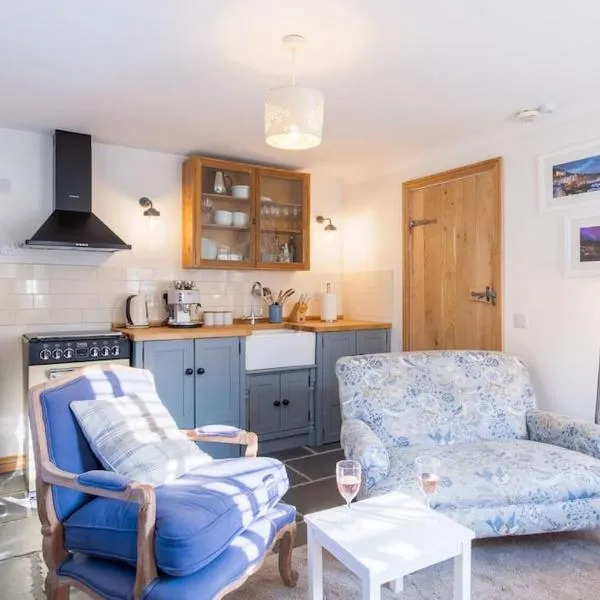 Bijou Coastal Apartment in Polperro With Hot Tub Onsite Parking 5 min Walk To Village, hotel di Polperro