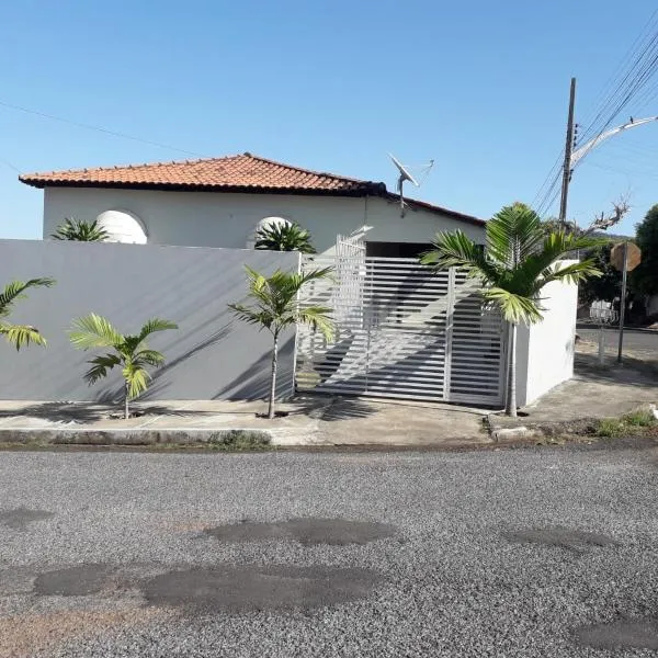 Nosso Lar casa inteira, completa e independente, hotel in Barra do Garças
