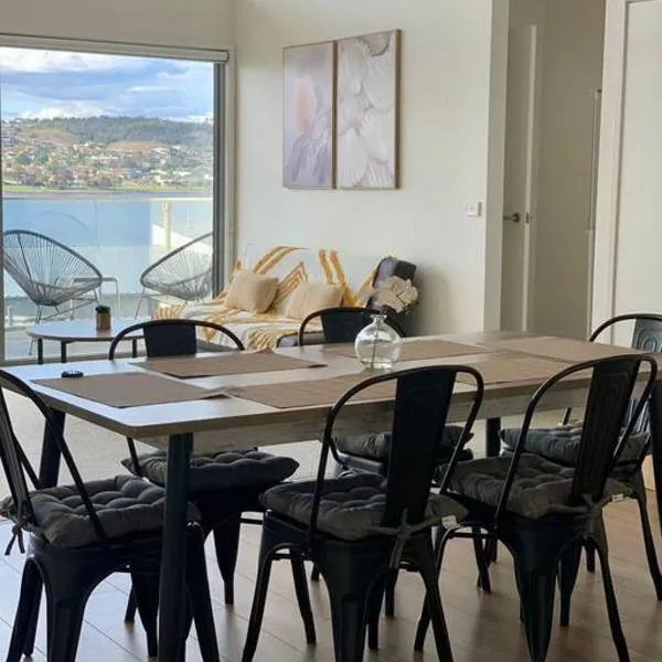 Modern villa with water view, hotel in Claremont