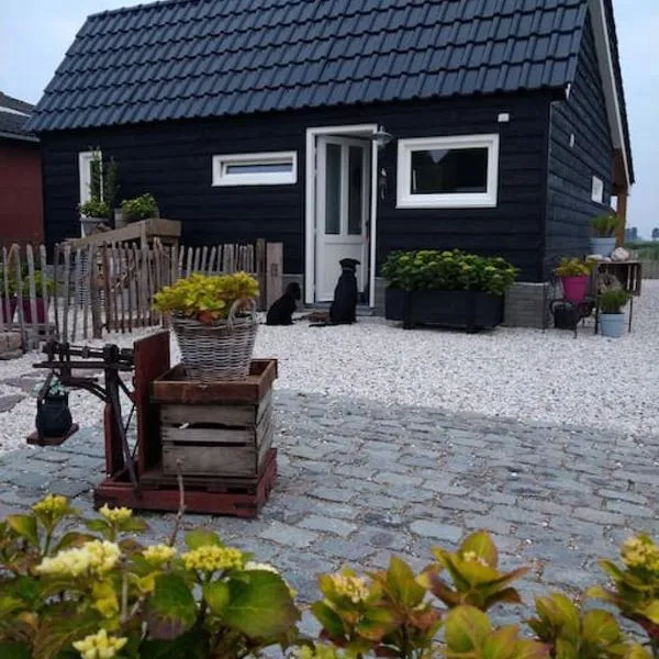 wellness chalet met jacuzzi, sauna, omheinde tuin,, hotel in Sint Annaland