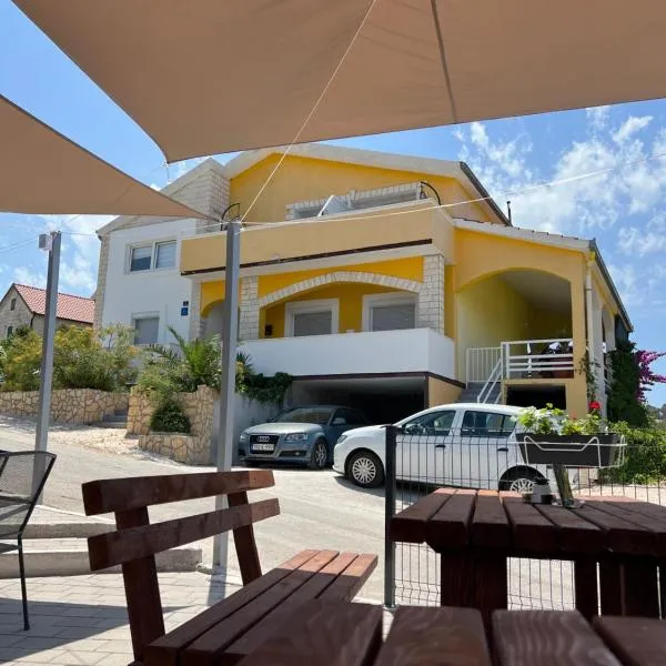 apartment Vujcic 2, hotel v destinaci Okrug Donji
