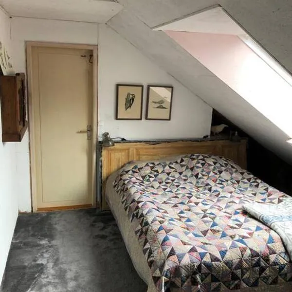 Mysigt men trångt vindsrum i Svinaberga!, hotel v destinaci Kivik