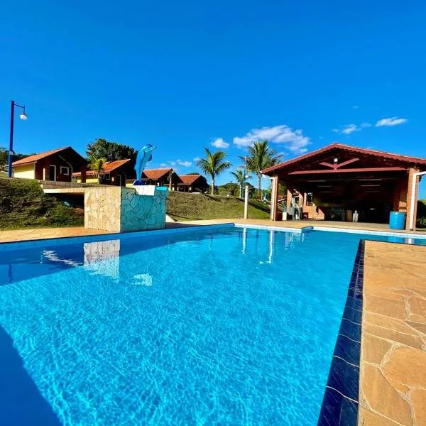 Chácara com 4 Chalés, grande piscina e muito verde, hotel in Tijuco Prêto