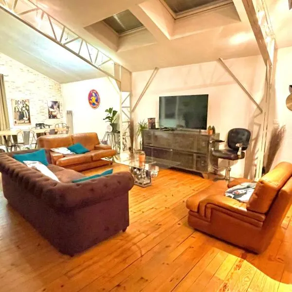 Superbe LOFT centre-ville - Sauna - parking privé -Clim- 1 à 10personnes, hotel v destinaci Brive-la-Gaillarde