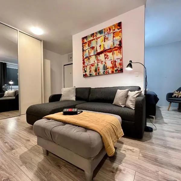 BL - The Apartment Lenka, 24hr Self Check-in, Free Private Parking, Balcony with Mountain View, 5 minute walk to City Center, hotel in Banská Bystrica