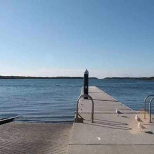 Relaxing cottage overlooking Crookhaven River, hotel en Culburra Beach