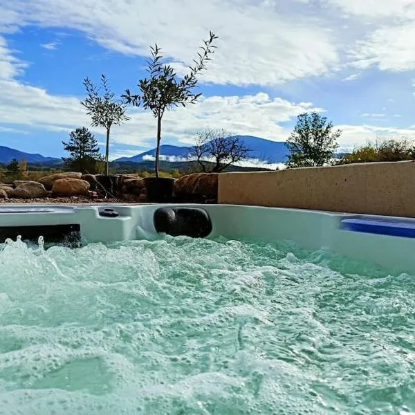 Gîte de charme avec jacuzzi face au Mont Ventoux, hotel v destinácii Crestet