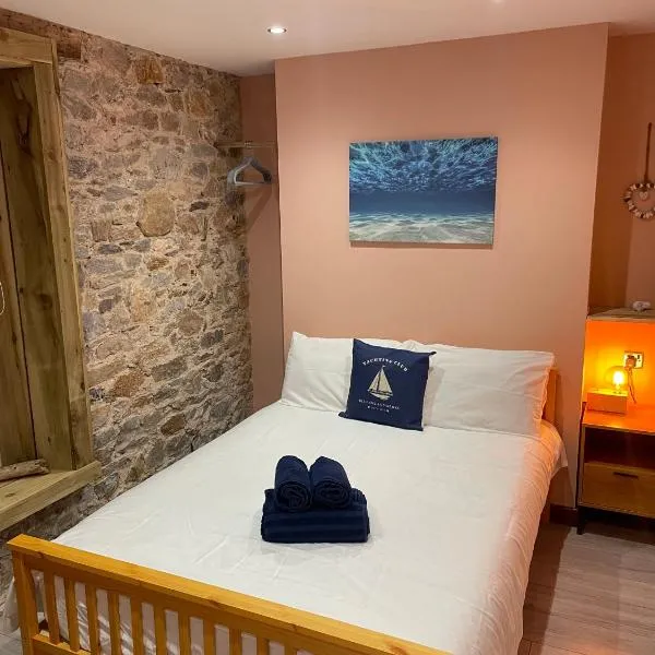 ISLAND LODGE on the Hoe, Barbican, Free Limited Parking, Dogs friendly , Perfect for Ferry terminal: Noss Mayo şehrinde bir otel