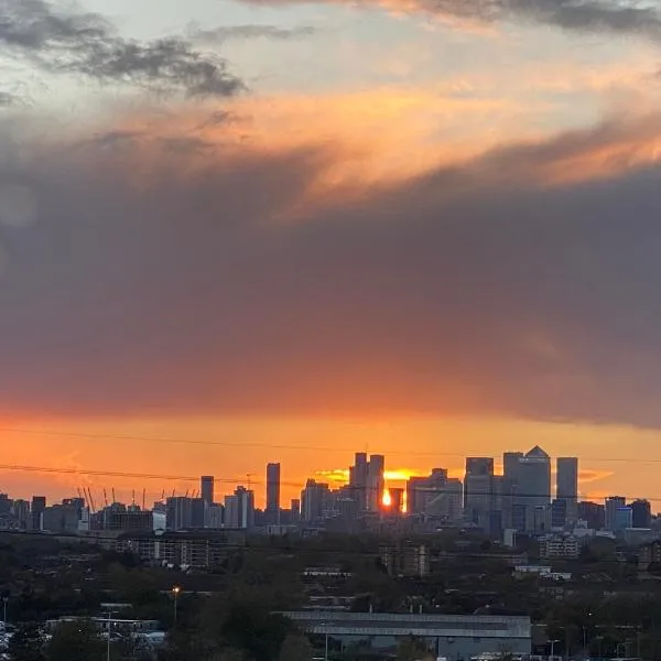 2 Bed Penthouse-Riverside View in East London, khách sạn ở Barking