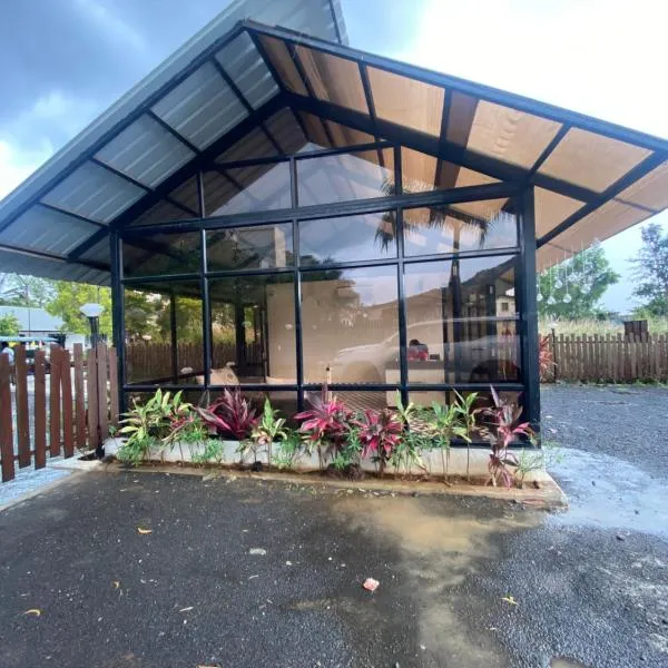 Glass House with Pvt pool by Miracle Resort & Villa, hotel v destinaci Lonavala