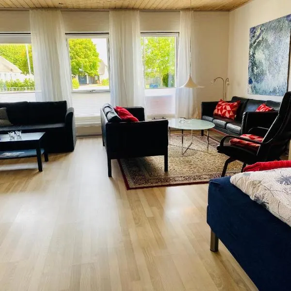 Hyggeligt byhus ved glasværkstedet på Nordmors, hotel v destinaci Sejerslev