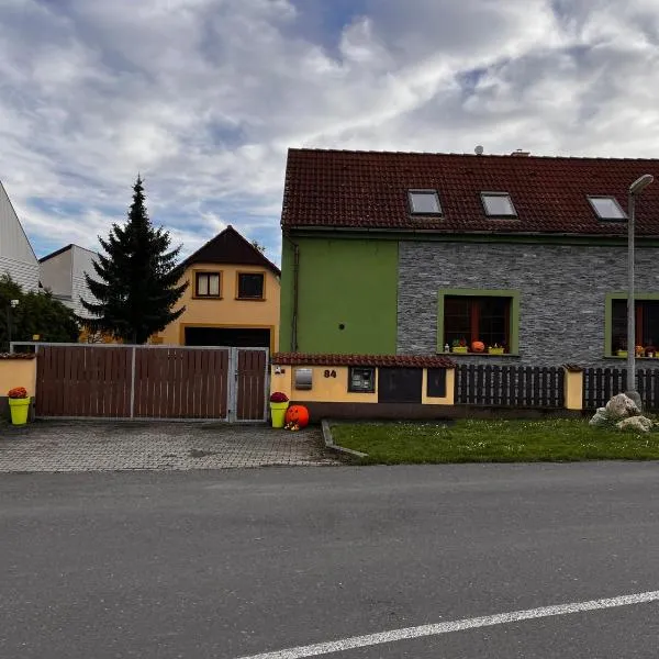 Nový a krásný apartmán v blízkosti Košťálova, hotel v destinaci Jenčice
