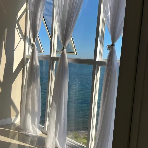 Large Luxurious Beach Front at Bayfront Villa, hotel in Portmore