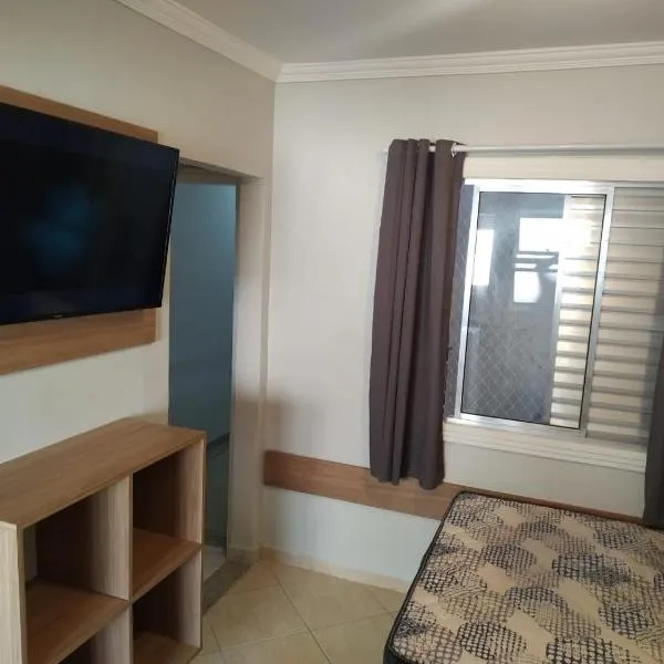 Kitnet Asturias 51B no Ed. Guariatã, próximo a praia das Astúrias em Guarujá, khách sạn ở Guarujá