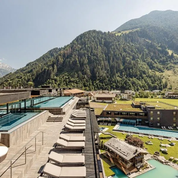 Alpine Luxury SPA Resort Schwarzenstein – hotel w mieście Lutago