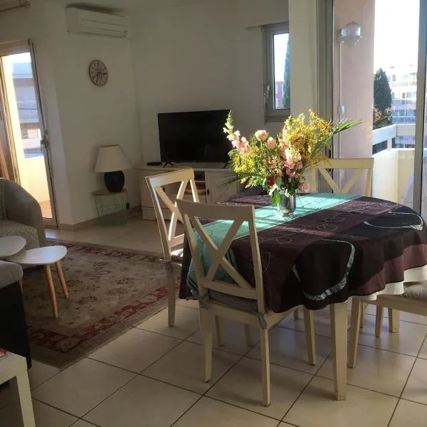 Appartement spacieux et calme classé 4 etoiles, à 300m de la mer, khách sạn ở Sainte-Maxime